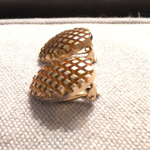 Vintage Oval Diamond Cut Gold Tone Clip On Earrings - Picture 6 of 8